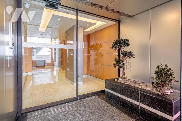 Rare : 2 pièces rénové avec terrasse plein ciel, dernier étage, vue monumentale