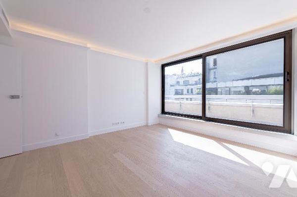 Rare : 2 pièces rénové avec terrasse plein ciel, dernier étage, vue monumentale