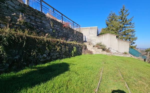 Maison à vendre    5 pièces •  Saint-Genest-Lerpt