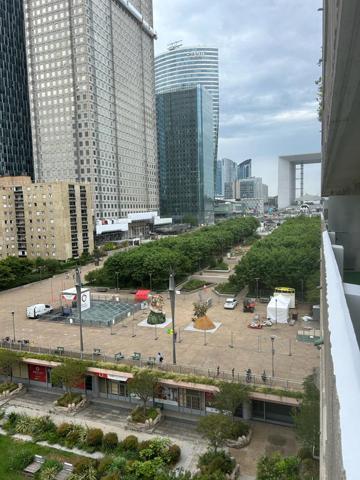 Esplanade de la Défense , 3 pièces .