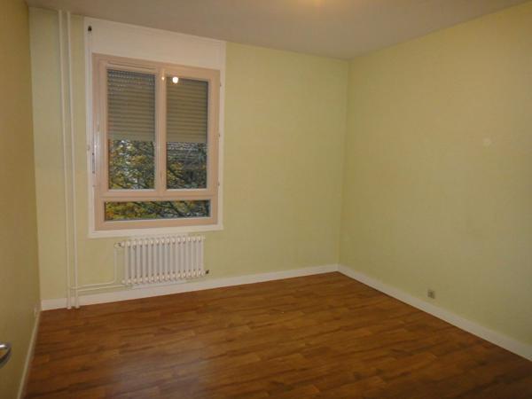 Loue Bourg T3 dans résidence sécurisée avec cave et balcon