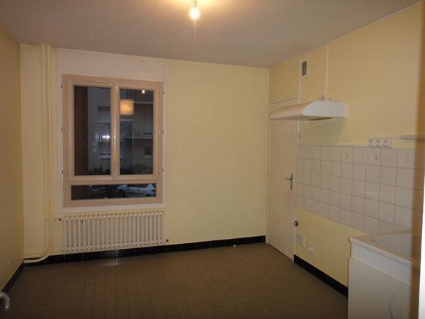 Loue Bourg T3 dans résidence sécurisée avec cave et balcon