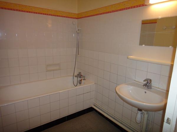 Loue Bourg T3 dans résidence sécurisée avec cave et balcon