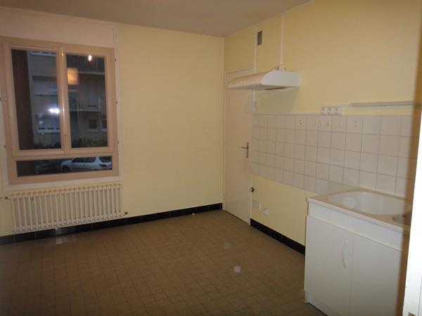 Loue Bourg T3 dans résidence sécurisée avec cave et balcon