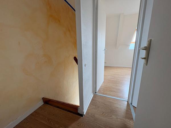A LOUER  PETITE MAISON BOURG LANGUEUX