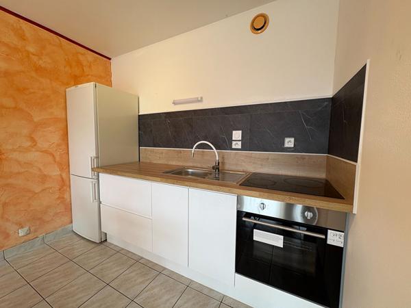 A LOUER  PETITE MAISON BOURG LANGUEUX