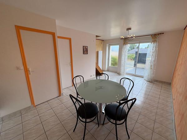 A LOUER  PETITE MAISON BOURG LANGUEUX
