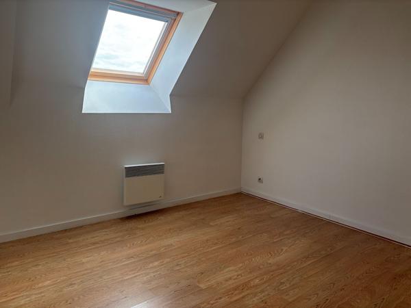 A LOUER  PETITE MAISON BOURG LANGUEUX
