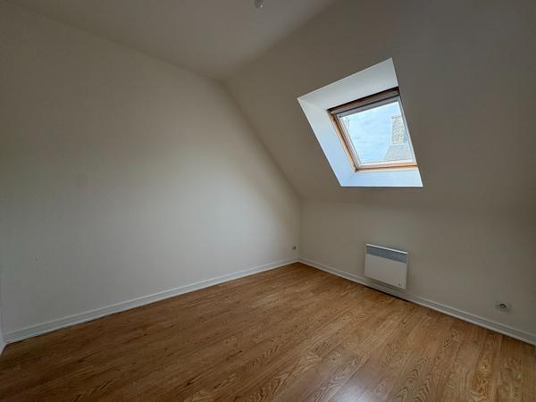 A LOUER  PETITE MAISON BOURG LANGUEUX