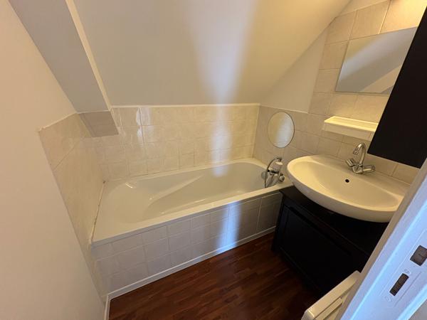 A LOUER  PETITE MAISON BOURG LANGUEUX