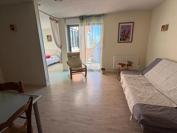 LA ROCHE SUR YON (85), PROCHE ZONE COMMERCIALE ET CENTRE VILLE APPARTEMENT T2 AVEC TERRASSE ET PARKING