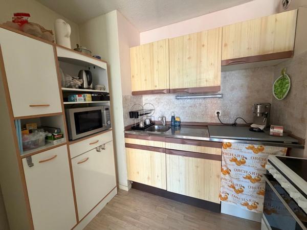 LA ROCHE SUR YON (85), PROCHE ZONE COMMERCIALE ET CENTRE VILLE APPARTEMENT T2 AVEC TERRASSE ET PARKING