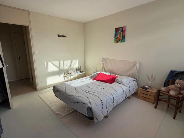 LA ROCHE SUR YON (85), PROCHE ZONE COMMERCIALE ET CENTRE VILLE APPARTEMENT T2 AVEC TERRASSE ET PARKING