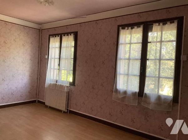A VENDRE : Aux portes de GOURDON (Lot - 46) grande maison sur environ 4.300m² de terrain avec b...