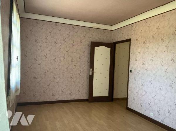 A VENDRE : Aux portes de GOURDON (Lot - 46) grande maison sur environ 4.300m² de terrain avec b...