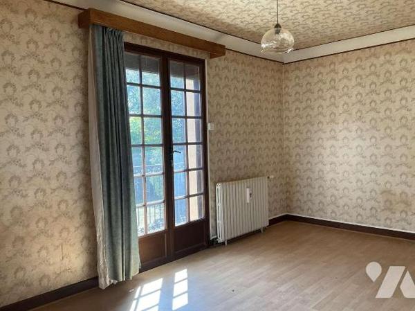 A VENDRE : Aux portes de GOURDON (Lot - 46) grande maison sur environ 4.300m² de terrain avec b...