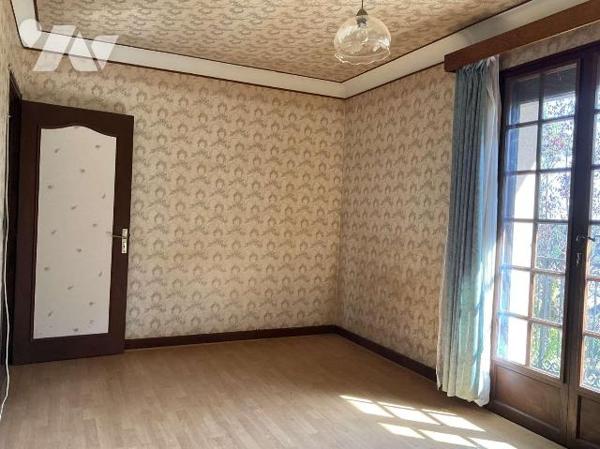 A VENDRE : Aux portes de GOURDON (Lot - 46) grande maison sur environ 4.300m² de terrain avec b...