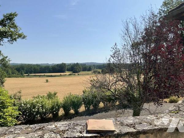 A VENDRE : Aux portes de GOURDON (Lot - 46) grande maison sur environ 4.300m² de terrain avec b...