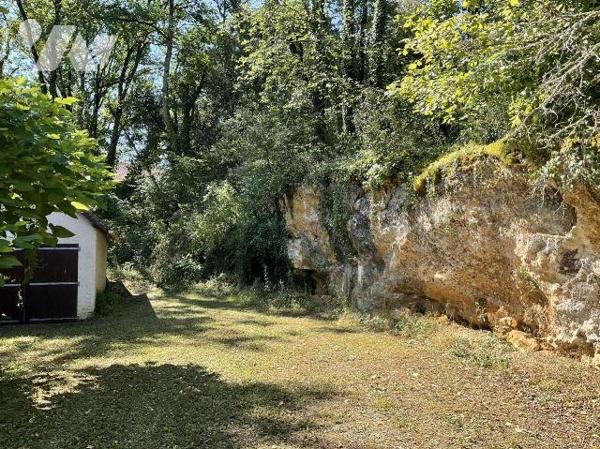 A VENDRE : Aux portes de GOURDON (Lot - 46) grande maison sur environ 4.300m² de terrain avec b...