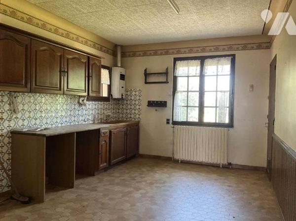 A VENDRE : Aux portes de GOURDON (Lot - 46) grande maison sur environ 4.300m² de terrain avec b...