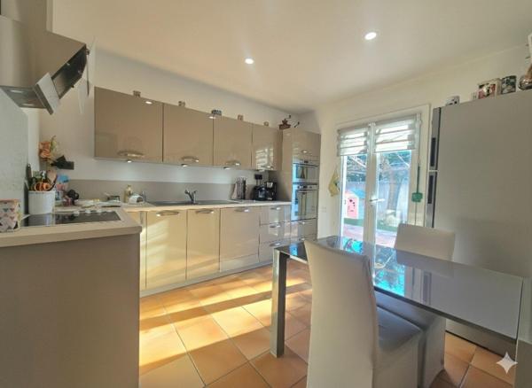 Coup de cœur à Cogolin :  villa de plain-pied 107 m², piscine, garage, et studio indépendant dans un quartier calme et résidentiel.