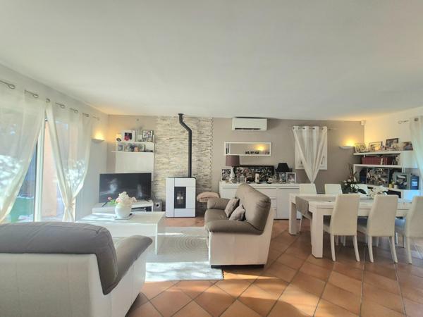 Coup de cœur à Cogolin :  villa de plain-pied 107 m², piscine, garage, et studio indépendant dans un quartier calme et résidentiel.