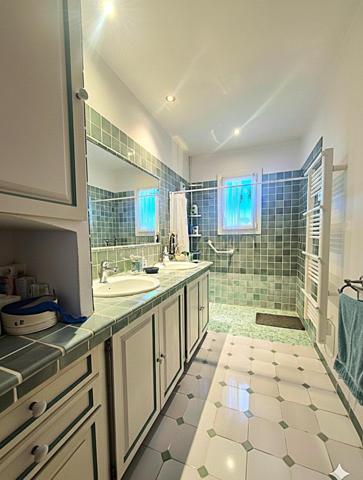 Coup de cœur à Cogolin :  villa de plain-pied 107 m², piscine, garage, et studio indépendant dans un quartier calme et résidentiel.