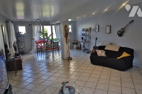 Maison 140 m² environ–6 pièces dont 3 chambres-2 salles d’eau–Garage - Jardin clos – Parcelle 1200m²