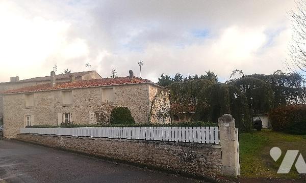 En centre-bourg, jolie maison ancienne avec partie appartement, garages et jardin d'agrément clos