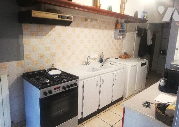 En centre-bourg, jolie maison ancienne avec partie appartement, garages et jardin d'agrément clos