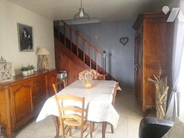 En centre-bourg, jolie maison ancienne avec partie appartement, garages et jardin d'agrément clos