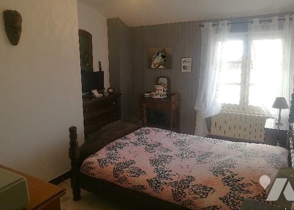 En centre-bourg, jolie maison ancienne avec partie appartement, garages et jardin d'agrément clos