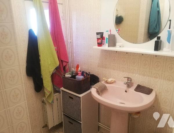 En centre-bourg, jolie maison ancienne avec partie appartement, garages et jardin d'agrément clos