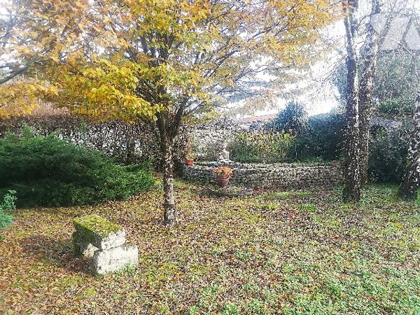 En centre-bourg, jolie maison ancienne avec partie appartement, garages et jardin d'agrément clos