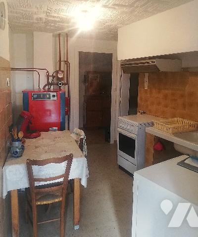 En centre-bourg, jolie maison ancienne avec partie appartement, garages et jardin d'agrément clos