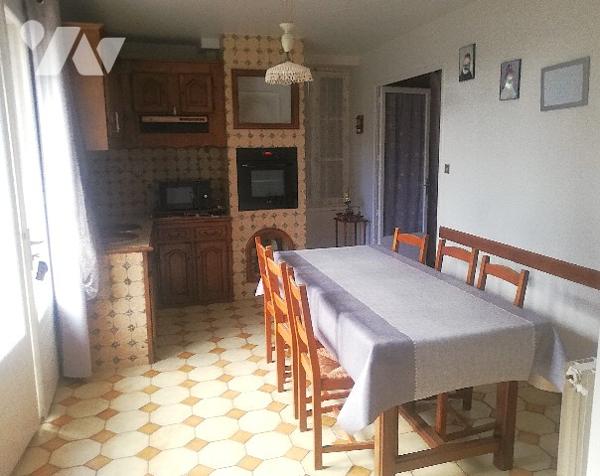 En centre-bourg, jolie maison ancienne avec partie appartement, garages et jardin d'agrément clos