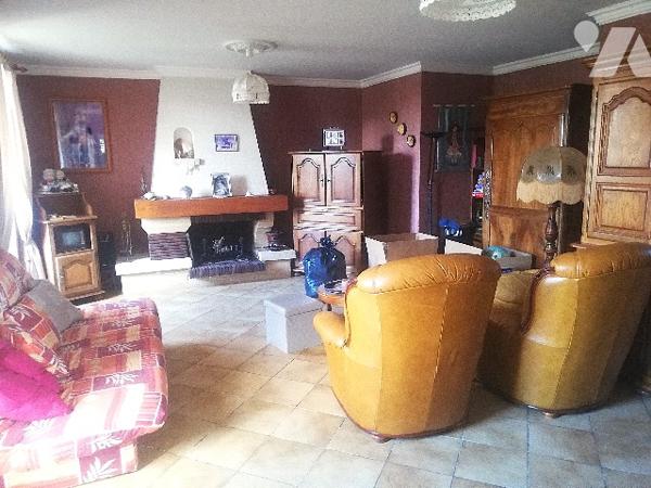 En centre-bourg, jolie maison ancienne avec partie appartement, garages et jardin d'agrément clos