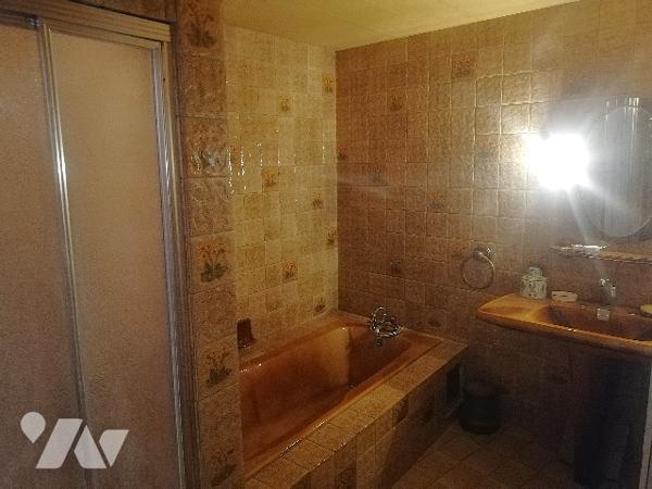 En centre-bourg, jolie maison ancienne avec partie appartement, garages et jardin d'agrément clos