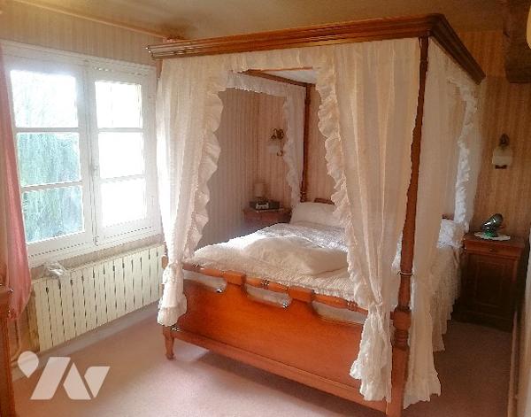 En centre-bourg, jolie maison ancienne avec partie appartement, garages et jardin d'agrément clos