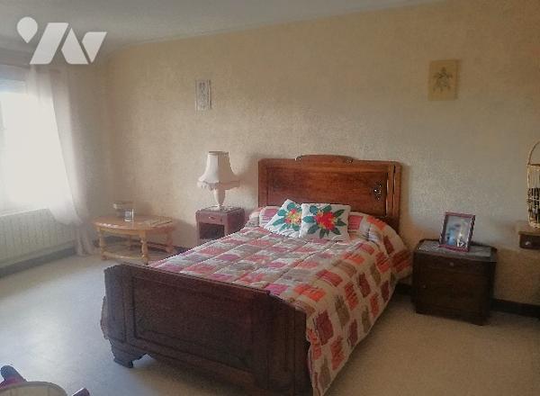 En centre-bourg, jolie maison ancienne avec partie appartement, garages et jardin d'agrément clos