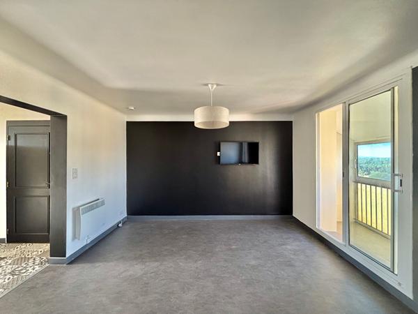 APPARTEMENT - DEUX CHAMBRES - CLIMATISATION - CAVE