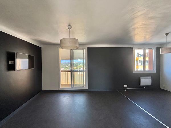 APPARTEMENT - DEUX CHAMBRES - CLIMATISATION - CAVE