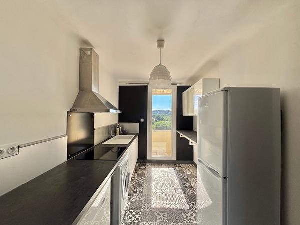 APPARTEMENT - DEUX CHAMBRES - CLIMATISATION - CAVE