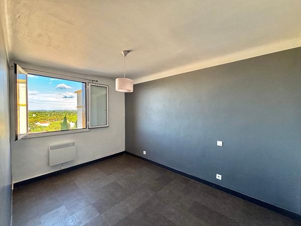 APPARTEMENT - DEUX CHAMBRES - CLIMATISATION - CAVE