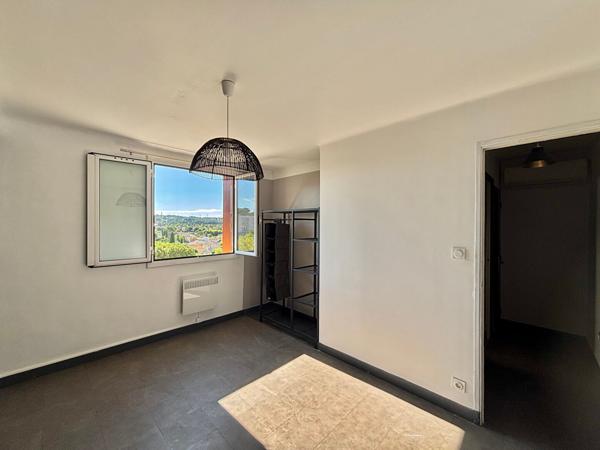 APPARTEMENT - DEUX CHAMBRES - CLIMATISATION - CAVE