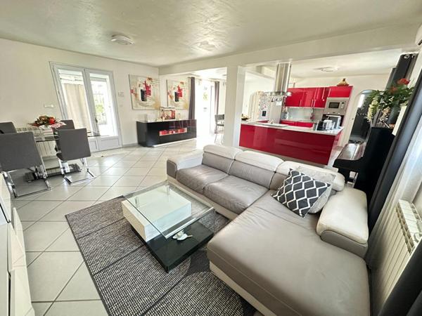 Maison individuelle de plain-pied  120 m²  Piscine Quartier recherché  Miramas