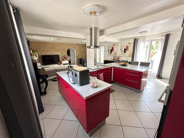 Maison individuelle de plain-pied  120 m²  Piscine Quartier recherché  Miramas