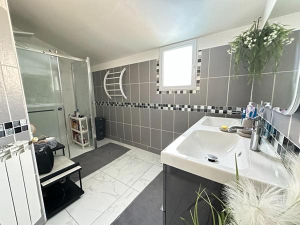 Maison individuelle de plain-pied  120 m²  Piscine Quartier recherché  Miramas