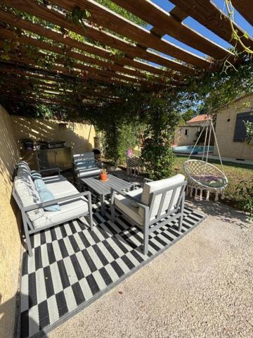 Maison individuelle de plain-pied  120 m²  Piscine Quartier recherché  Miramas