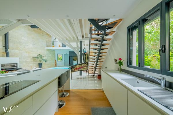 QUARTIER DES CHARTRONS - Maison de pierres "esprit loft"